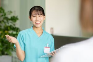 【給与交渉が苦手な方へ】看護師・介護士が年収を「正しく」上げるための3つのチェックポイント